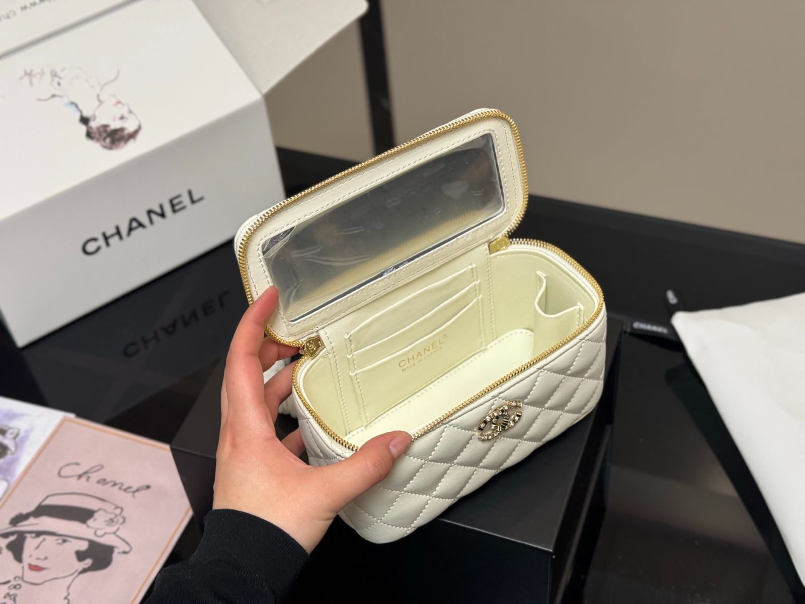 今日特価】Chanel Handle Cosmetic Box シャネル ハンドル