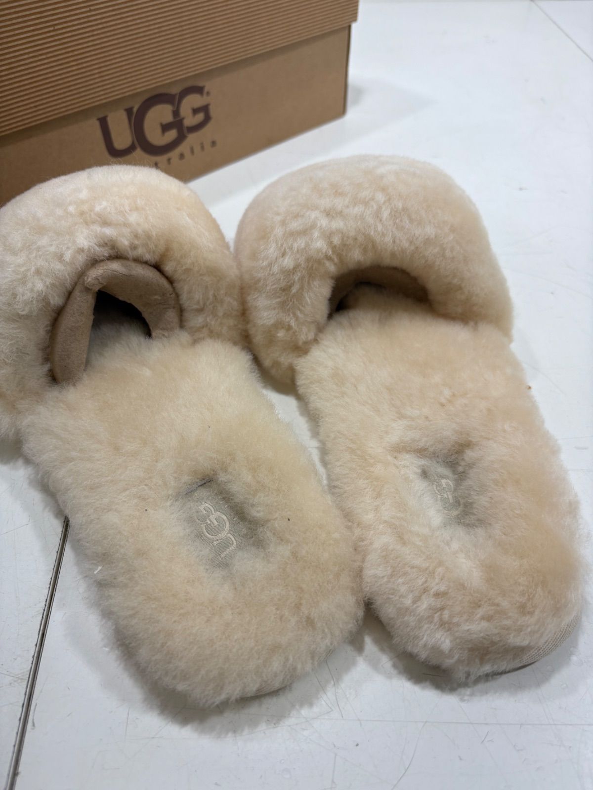 未着用 UGG W FLUFF SLIDE サンダル 25.0cm ナチュラル 1005565 定価15 400円