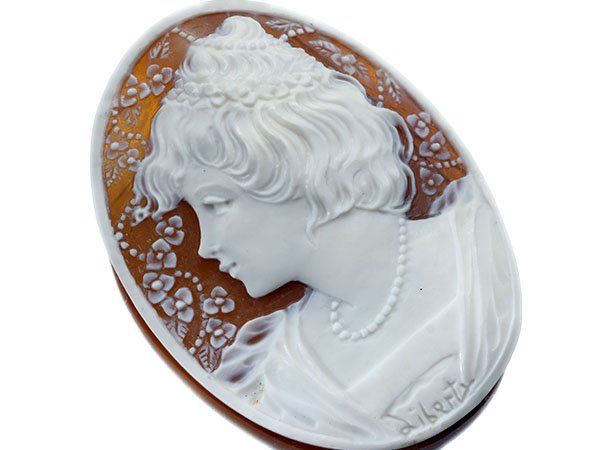 ジュエリー 作家品 サイン刻印有 小さな花とネックレスの貴婦人 シェルカメオルース 55.1ｍｍ×41.0ｍｍ a2748o