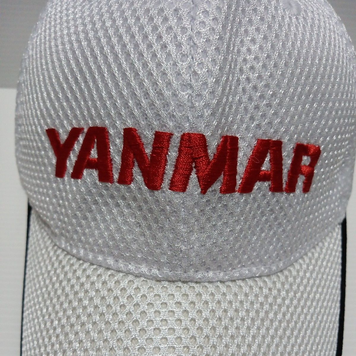 ヤンマー「YANMAR メッシュ キャップ」刺繍 帽子 白系／赤ロゴ - メルカリ