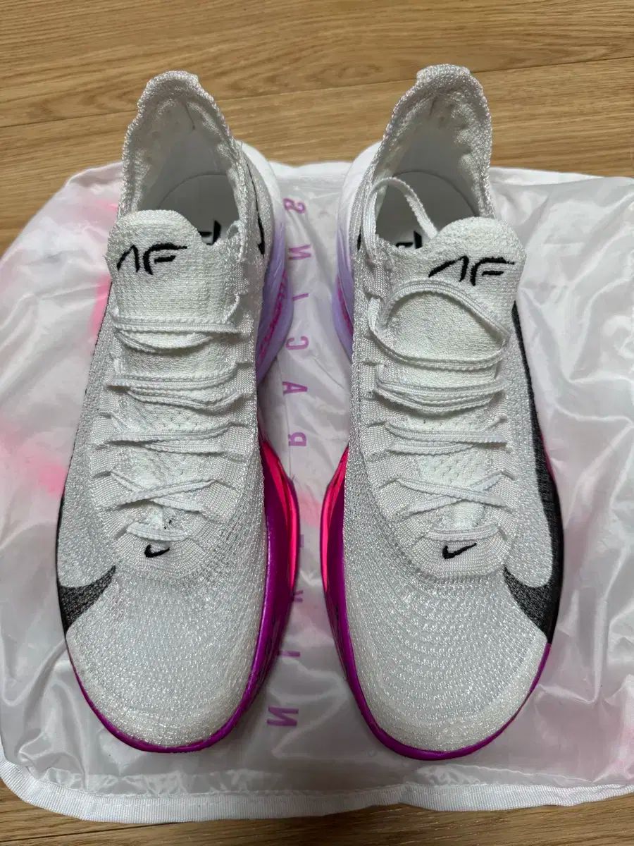 NIKE