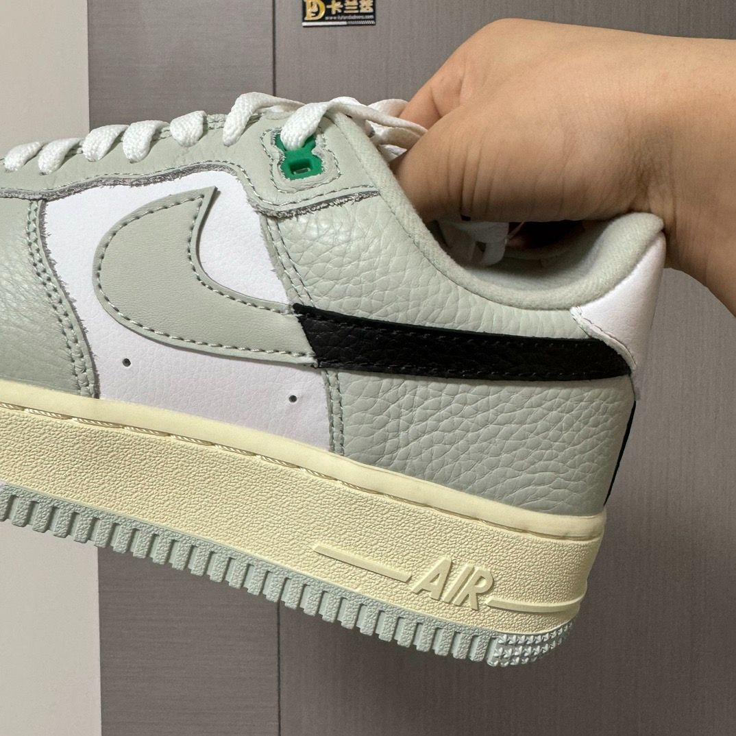 新品未使用のスポーツシューズ、男女兼用 NIKE AIR FORCE 1 '07 LV8 DZ2522-001 LIGHT  SILVER/BLACK/LIGHT SILVER/WHITE ナイキ エアフォース ワン ロー エレベート メンズ スニーカー - メルカリ