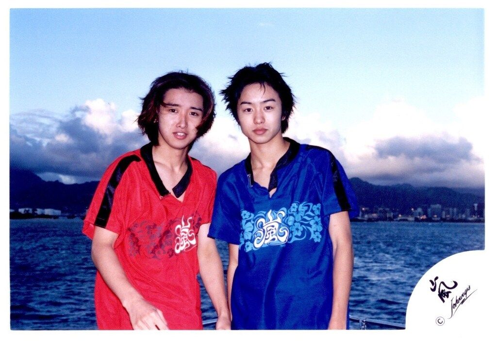 嵐 99年 デビューハワイ 大野智/櫻井翔 公式写真 *1枚 - メルカリ