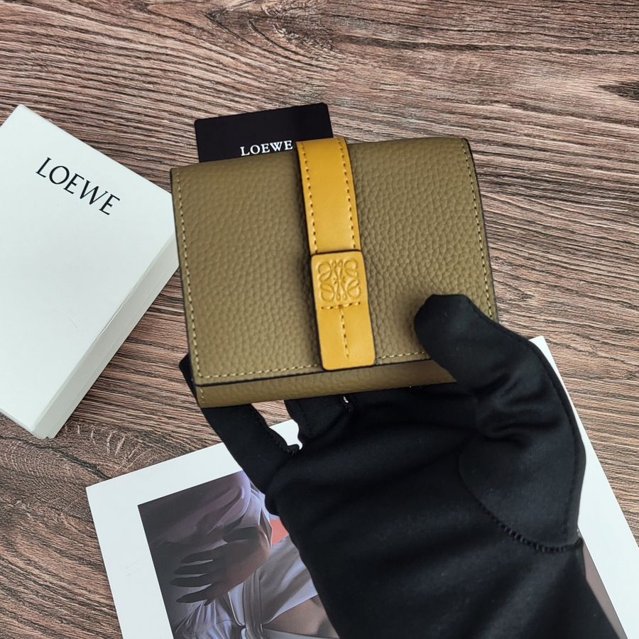 新品未使用】ロエベ（Loewe）三つ折り財布 牛革 カーキ イエロー 