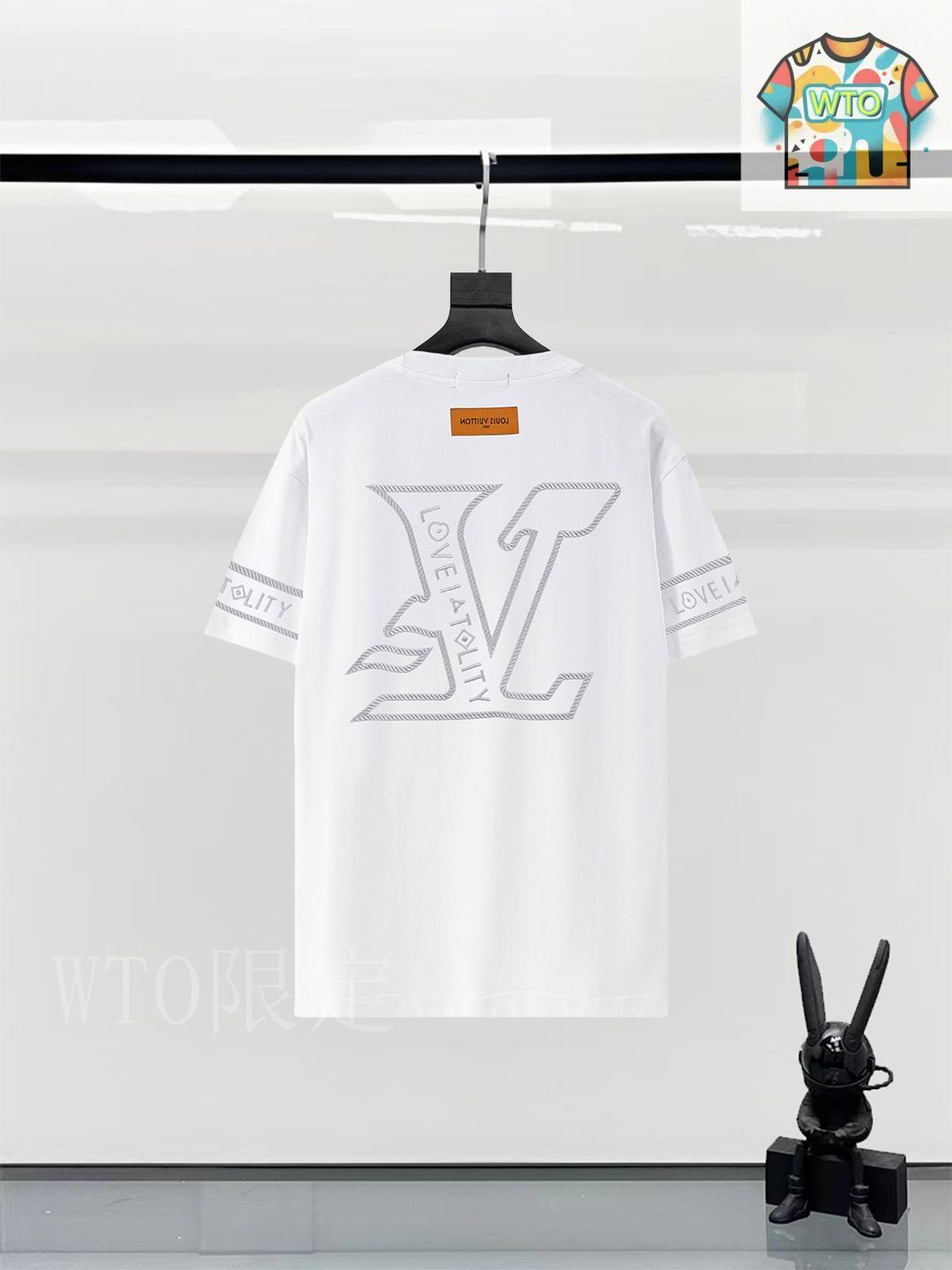 【ゴールドロゴが映える♡】Louis Vuitton Tシャツ 今日特価】Louis Vuitton/LV ルイヴィトン 25SS 刺繍ロゴ T