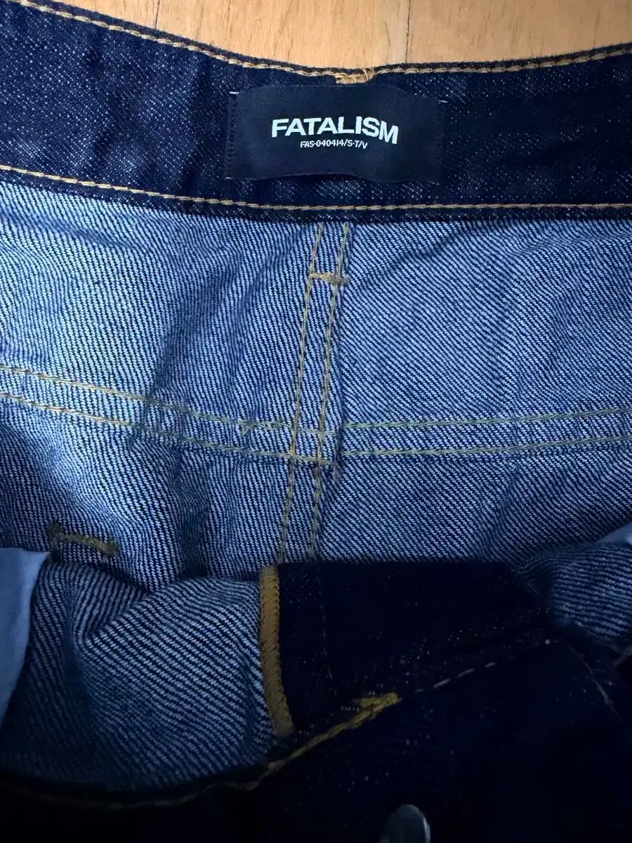 ストレートフィット デニムパンツ