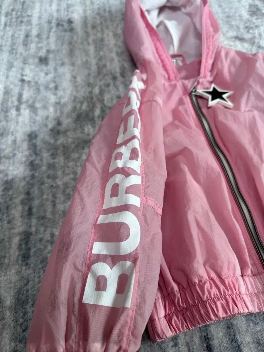 BURBERRY ピンク ウィンドブレーカー BURBERRY(バーバリー ) 女児 ピンク ウィンドブレーカー 18M