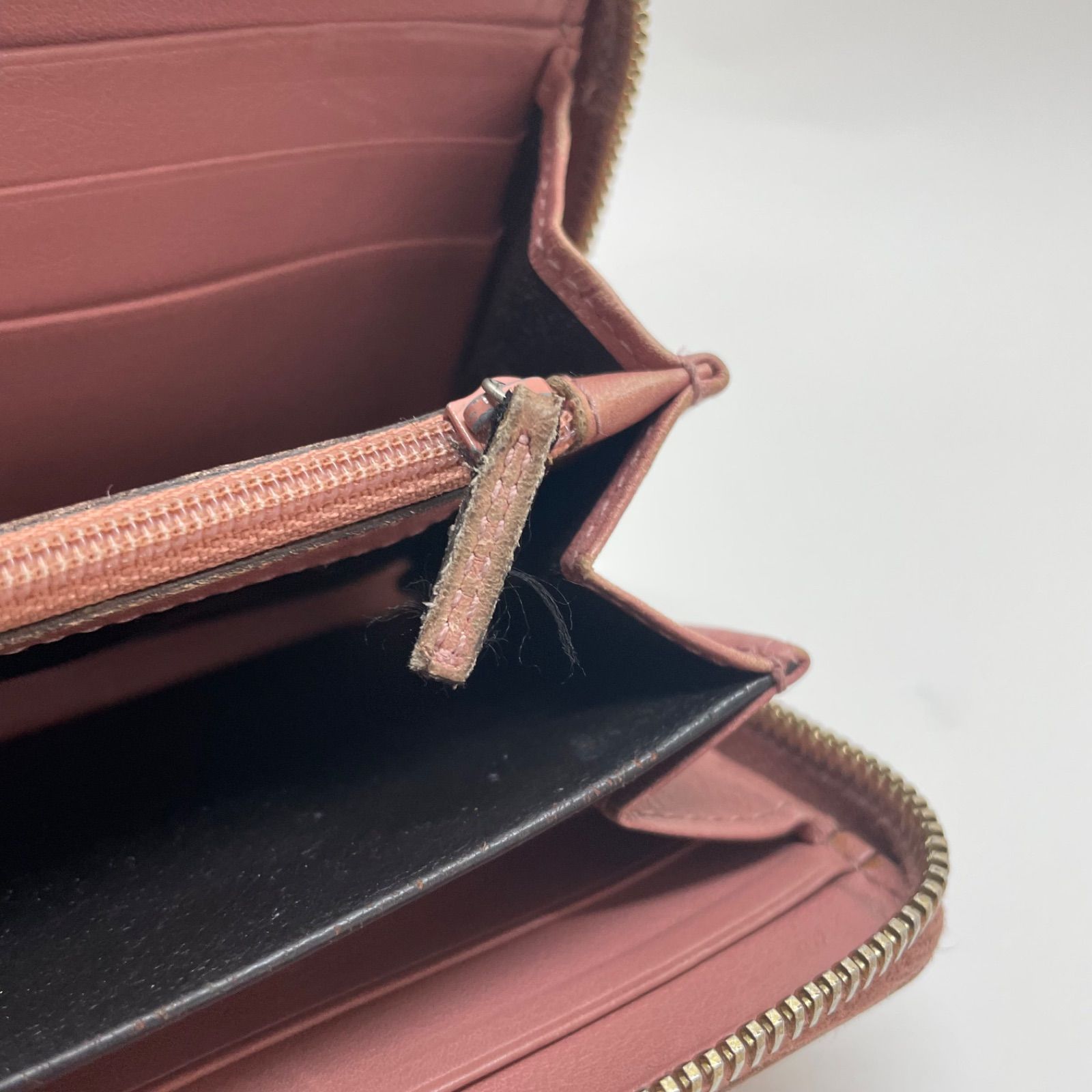 1475 グッチ 長財布 シマレザー ピンク チャーム付き ラウンドファスナー 1475 GUCCI グッチ 長財布 シマレザー ピンク チャーム付き