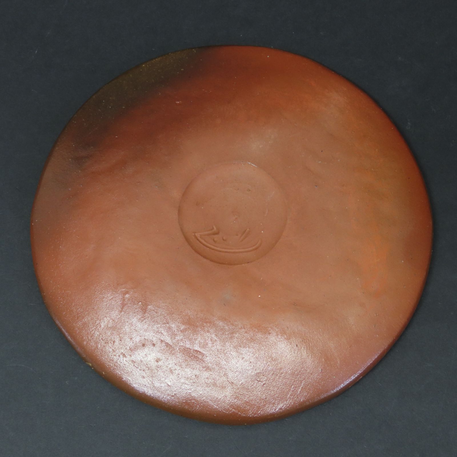 0063 美品 吉本正 真作保証 備前焼 叩き丸皿 20.5cm 在銘 共箱 共布 岡山県重要無形文化財保持者 日本工芸会正会員 師匠:人間国宝 藤原啓 /金重陶陽 古備前