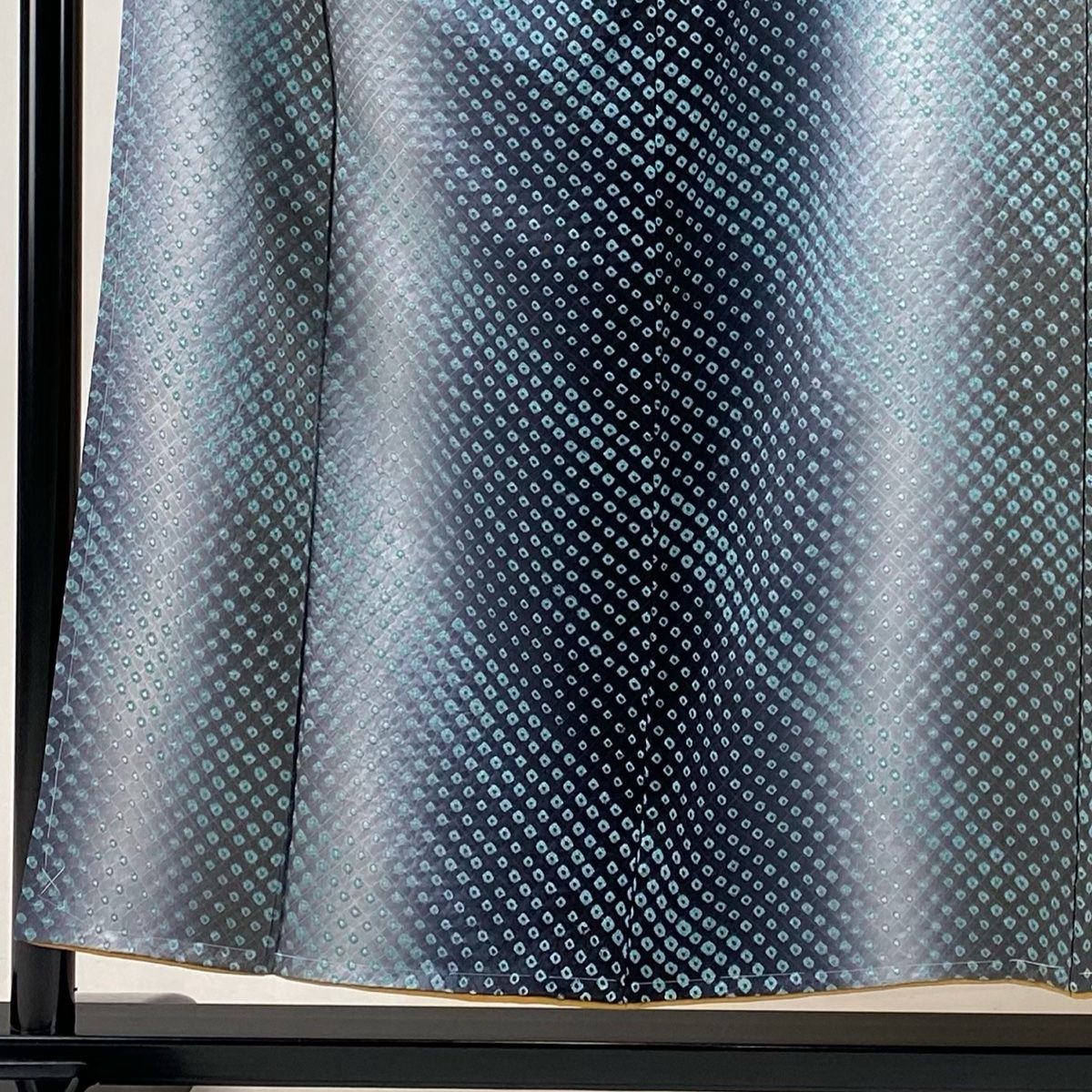 小紋 身丈154cm 裄丈62.5cm S 袷 幾何学 絞り ぼかし 黒灰 正絹 秀品