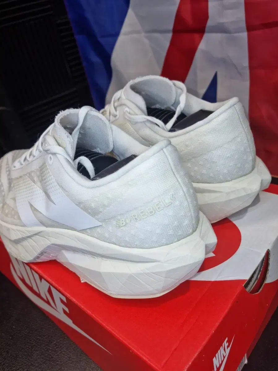 多彩な品揃え。 New Balance ニューバランス フューエルセル レベル V3 白 ランニングシューズ お早めにどうぞ！！