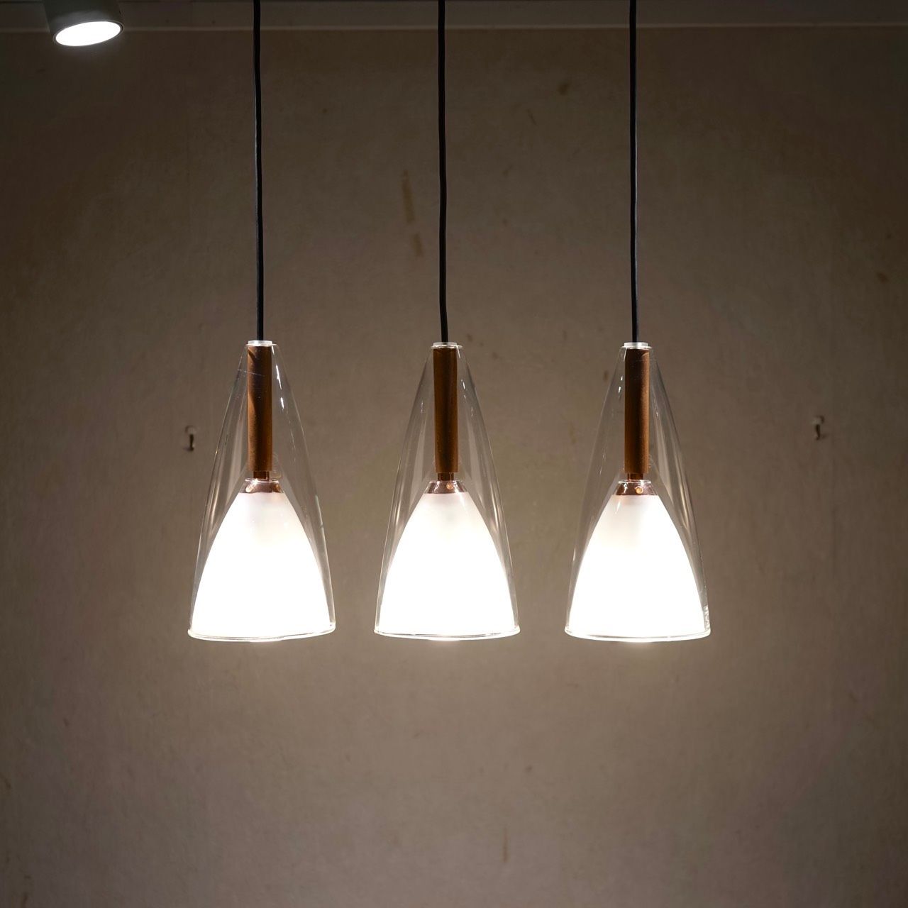 DAIKO 大光電機 DPN-40013Y ペンダントライト 吊り下げ照明 3灯 ウォールナット ガラス モダン ナチュラル ホテルライク