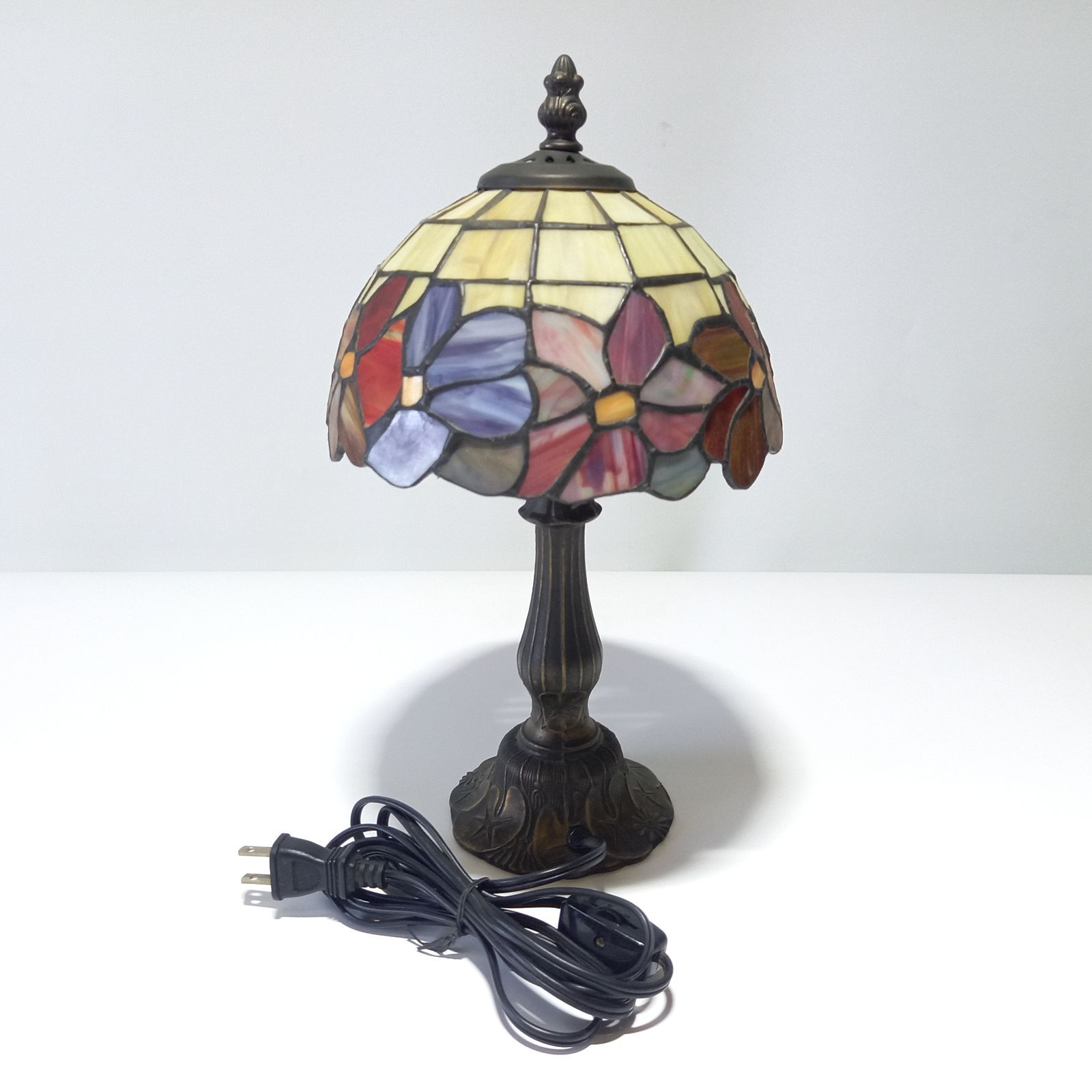 ステンドグラス　テーブルランプ  アンティークランプ　フロアスタンド　照明 Amazon.co.jp : ステンドグラス テーブルランプ テーブルライト