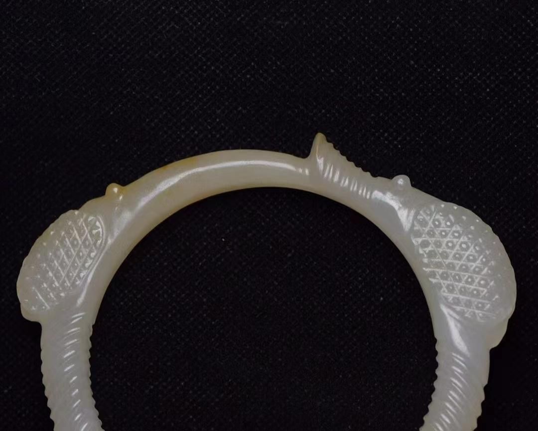 中国古美術・和田玉臂輪・和田玉製・細密彫・白玉彫・根付・裝身具・賞物・時代物 中国古美術・和田玉臂輪・和田玉製・細密彫・白玉彫・根付・裝身具・賞