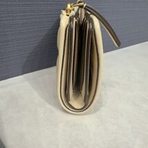 ベージュ