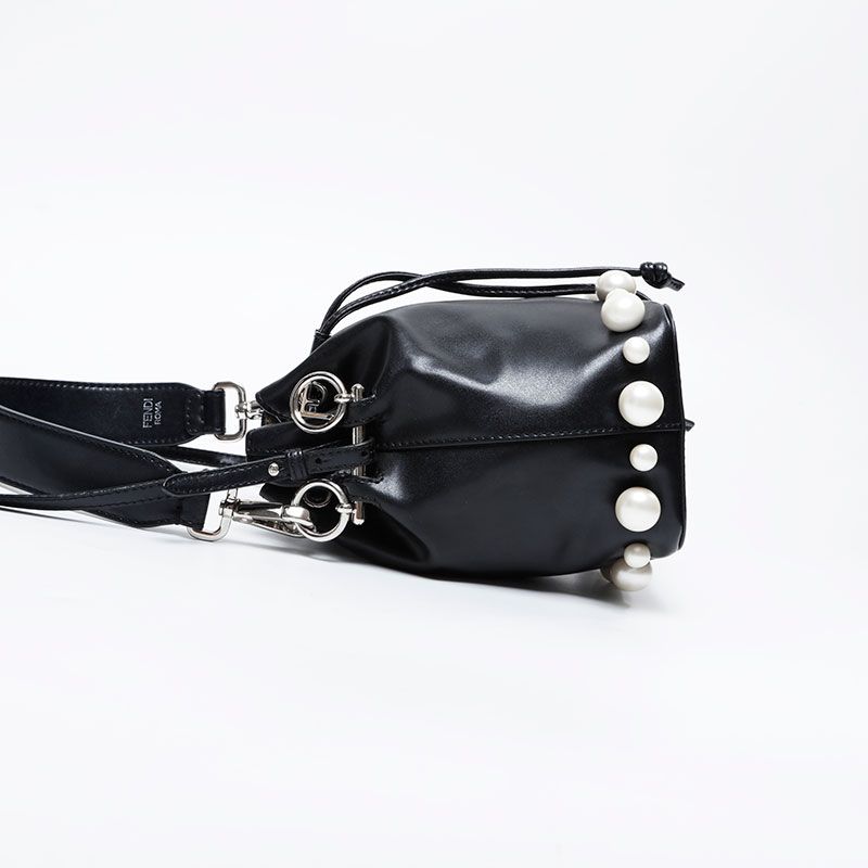 [FENDI]巾着バッグ！/ショルダーバッグ ウィメンズ デザイナー 巾着型バッグ | FENDI JP