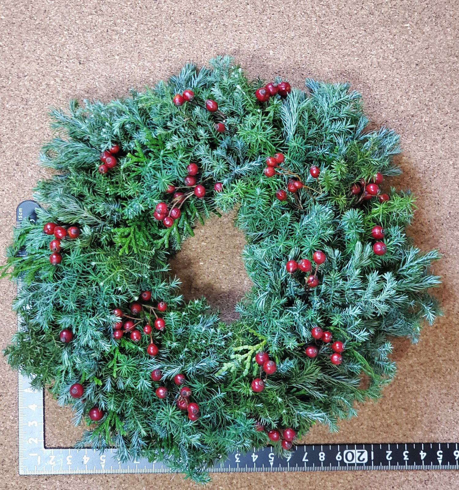 コニファーグリーンと木ノ実のクリスマスリース✴︎冬リース コニファーグリーンと木ノ実のクリスマスリース✴︎冬リース