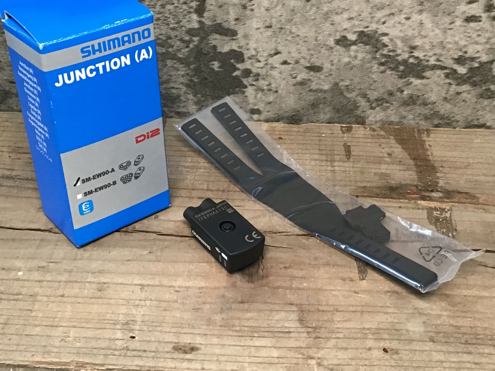 IP392 シマノ SHIMANO SM-EW90-A ジャンクション A 3ポート Di2 電動