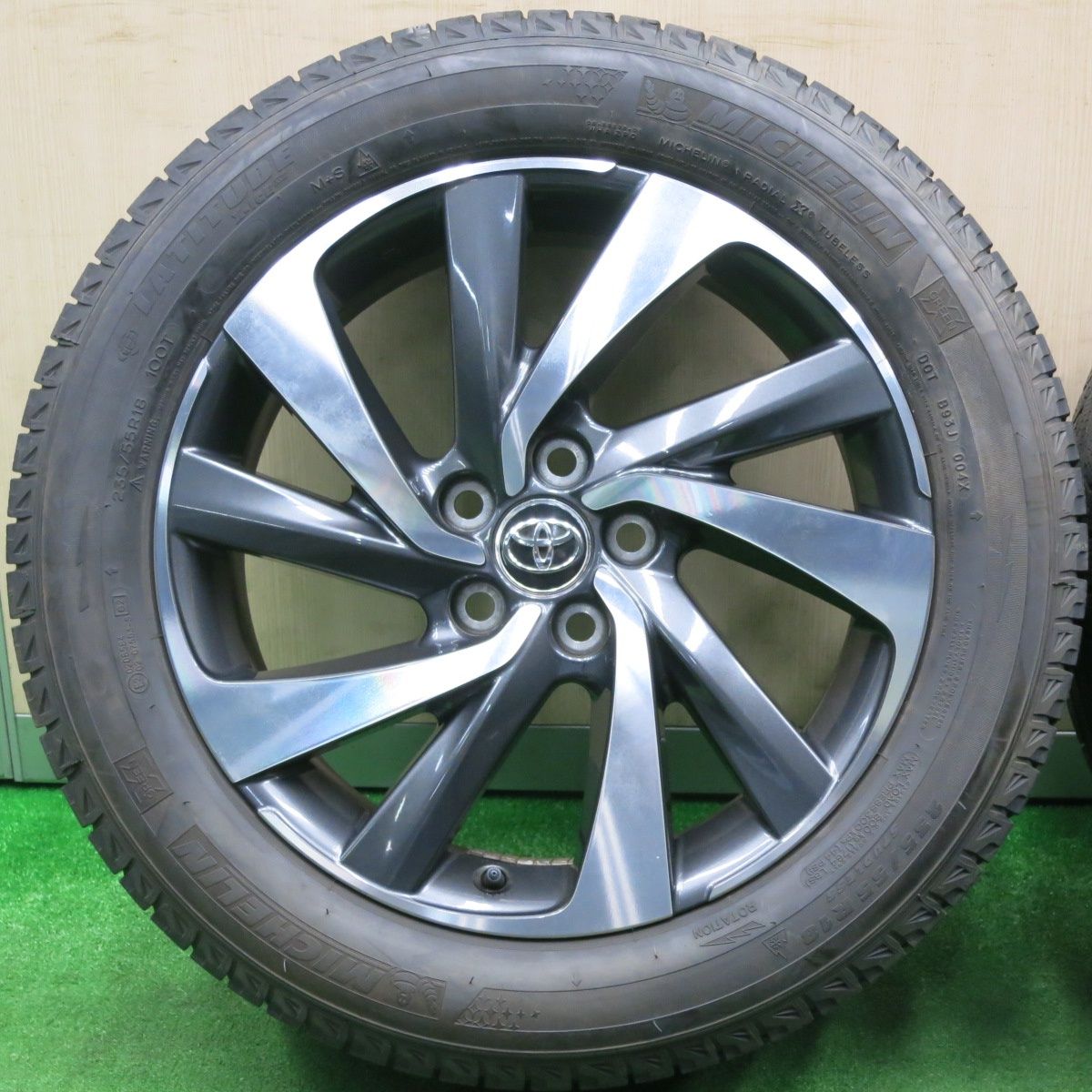 送料無料] バリ溝！9分☆トヨタ 60系 ハリアー ターボ 純正 235/55R18 