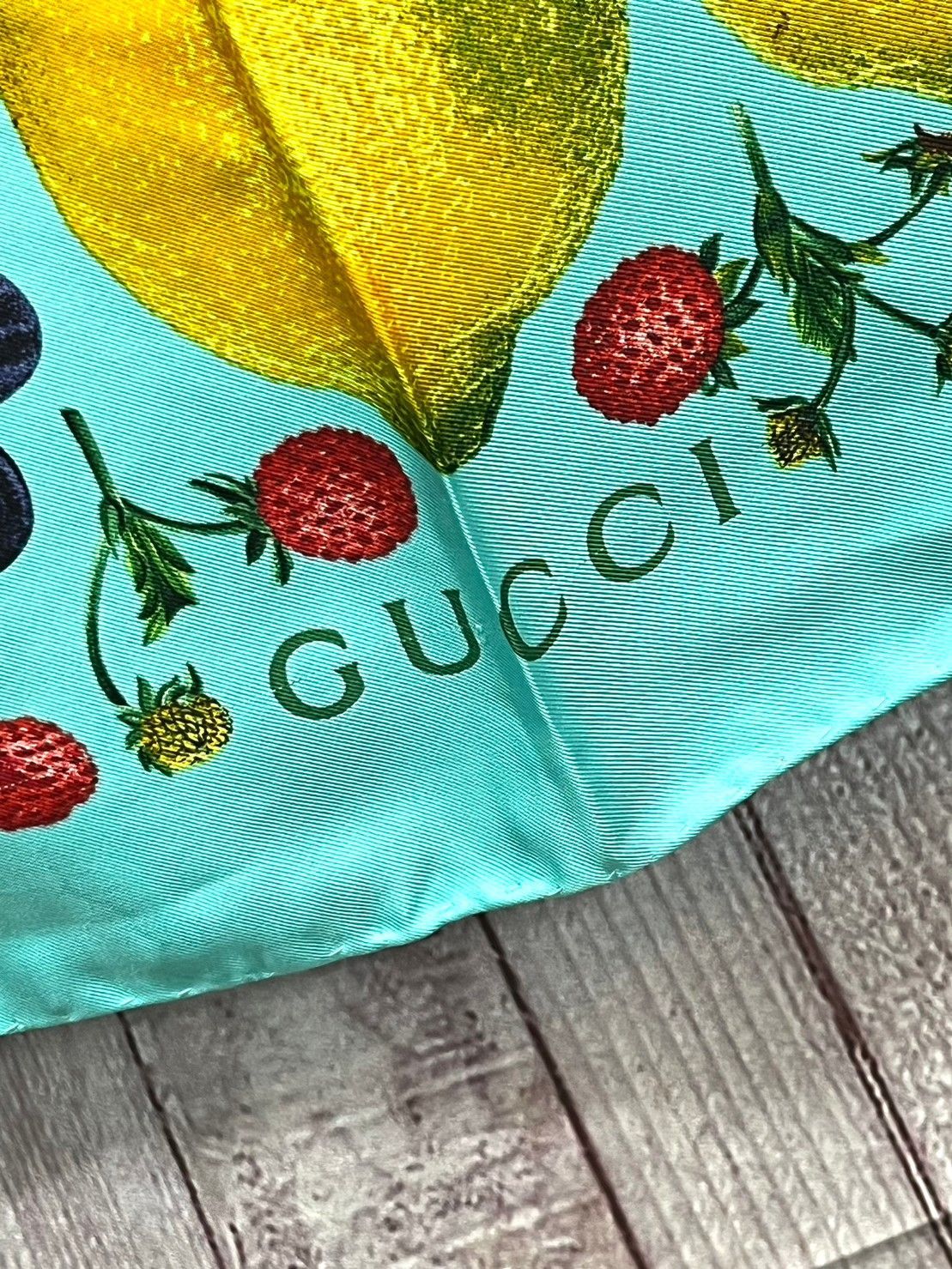 GUCCI スカーフ 大判 フルーツ柄 - バンダナ