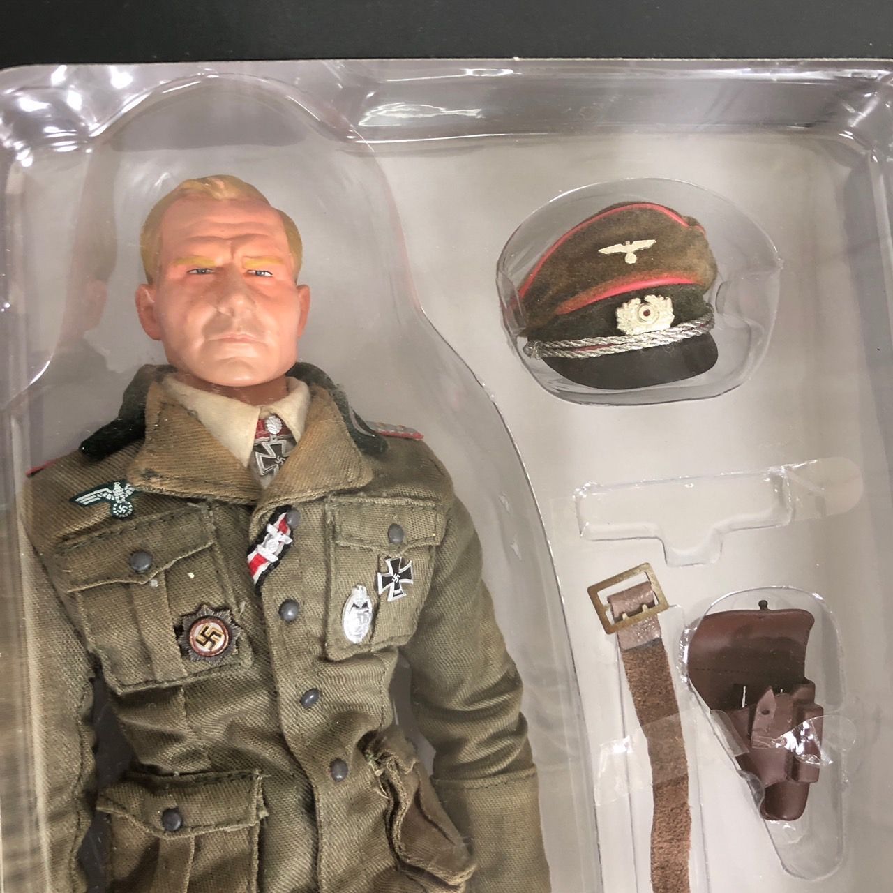 ドラゴン1/6ドイツ国防軍装甲戦闘団指揮官へスラー大佐(黒色戦車
