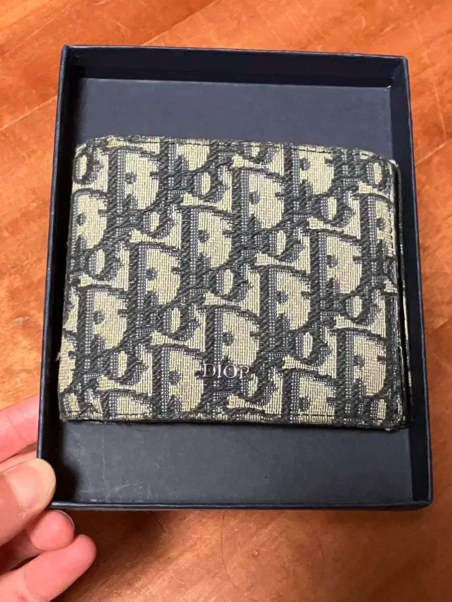 【日本未入荷！】オブリーク大人格好いい Dior 二つ折り財布 Dior オブリーク ジャカード 二つ折り財布 - メルカリ