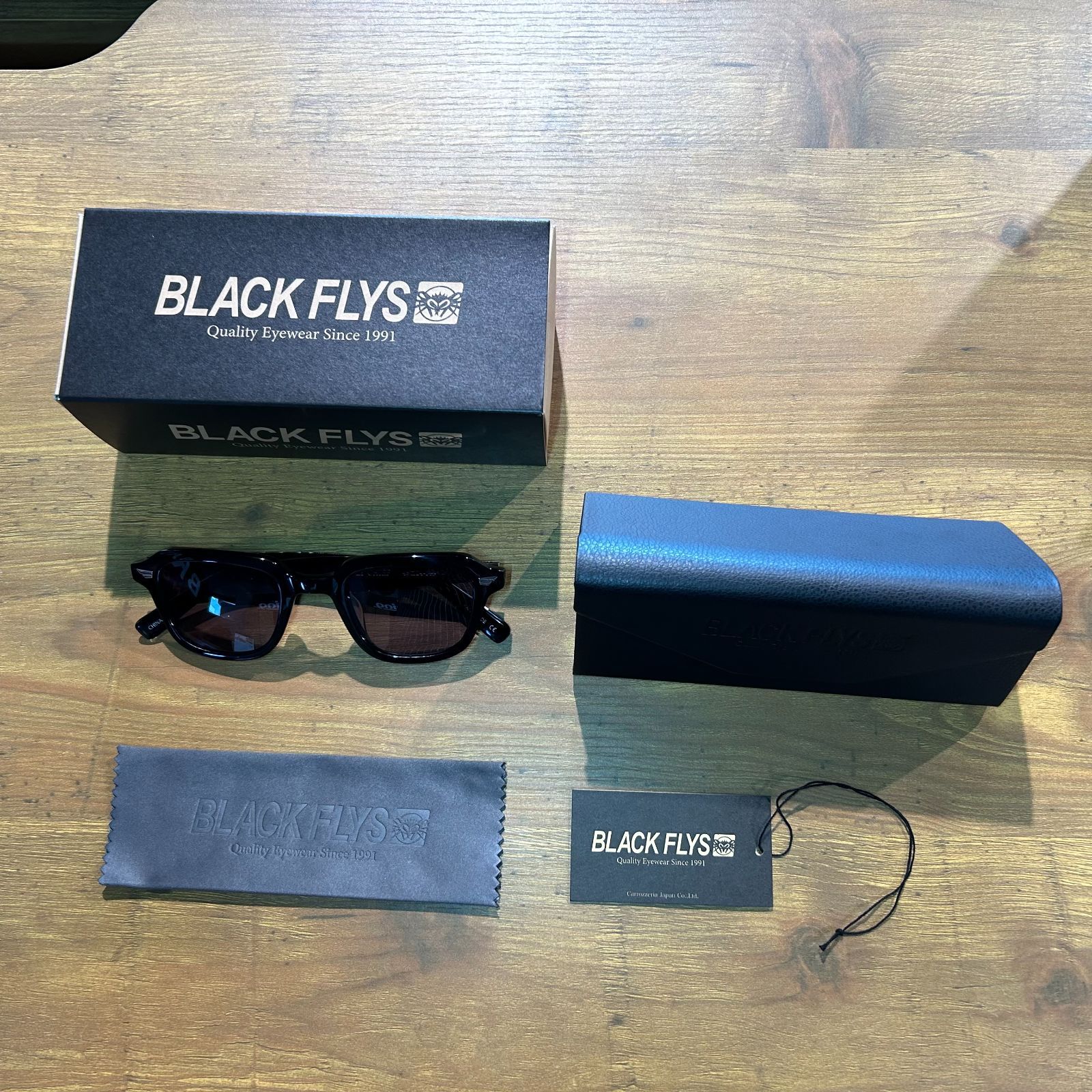 BLACK FLYS　FLY CHIEF　ブラックシルバー×グレー　ブラックフライ　サングラス　フライチーフ　サングラスケース　サングラス拭き　 ラッピング箱　BF-15507-01 　夏　サマー　プール　キャップ　海水浴　海　ファッション　アメカジ