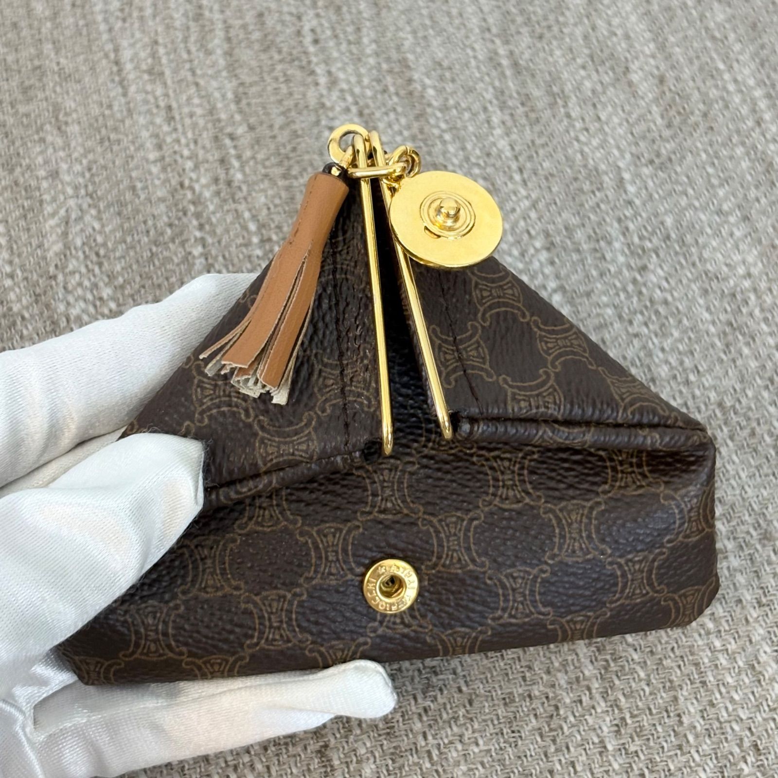 【極美品】セリーヌ ポーチ 黒マカダム トリオンフ PVC ゴールド金具 極美品】セリーヌ 三角コインケース マカダム 馬車金具 PVC