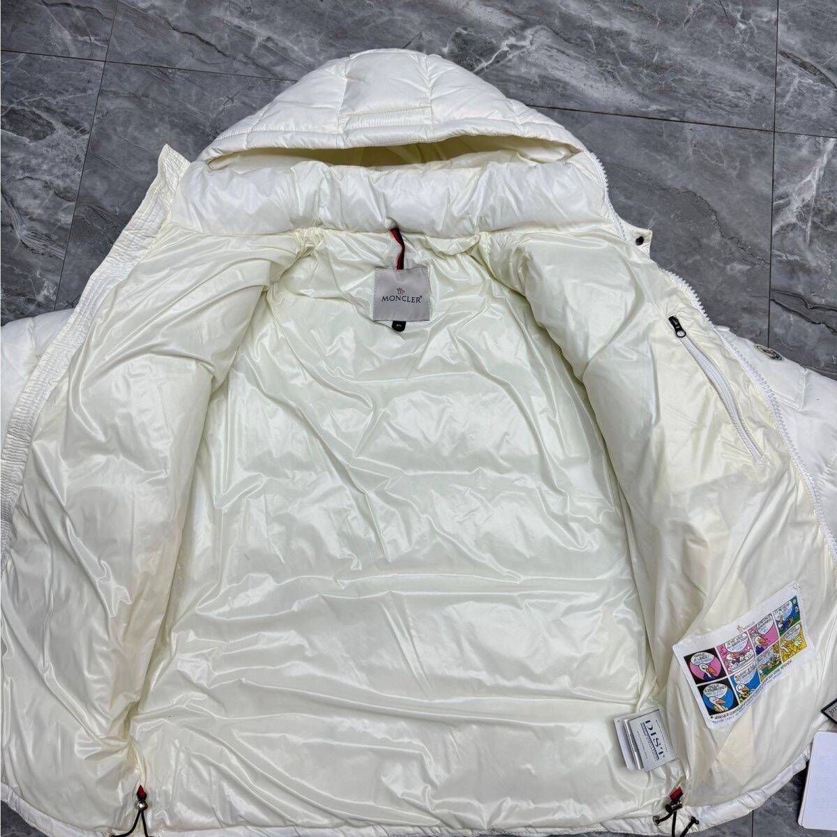 未使用　MONCLER ホワイト ジャケット MONCLERモンクレール ダウンジャケットレディース ホワイト白0