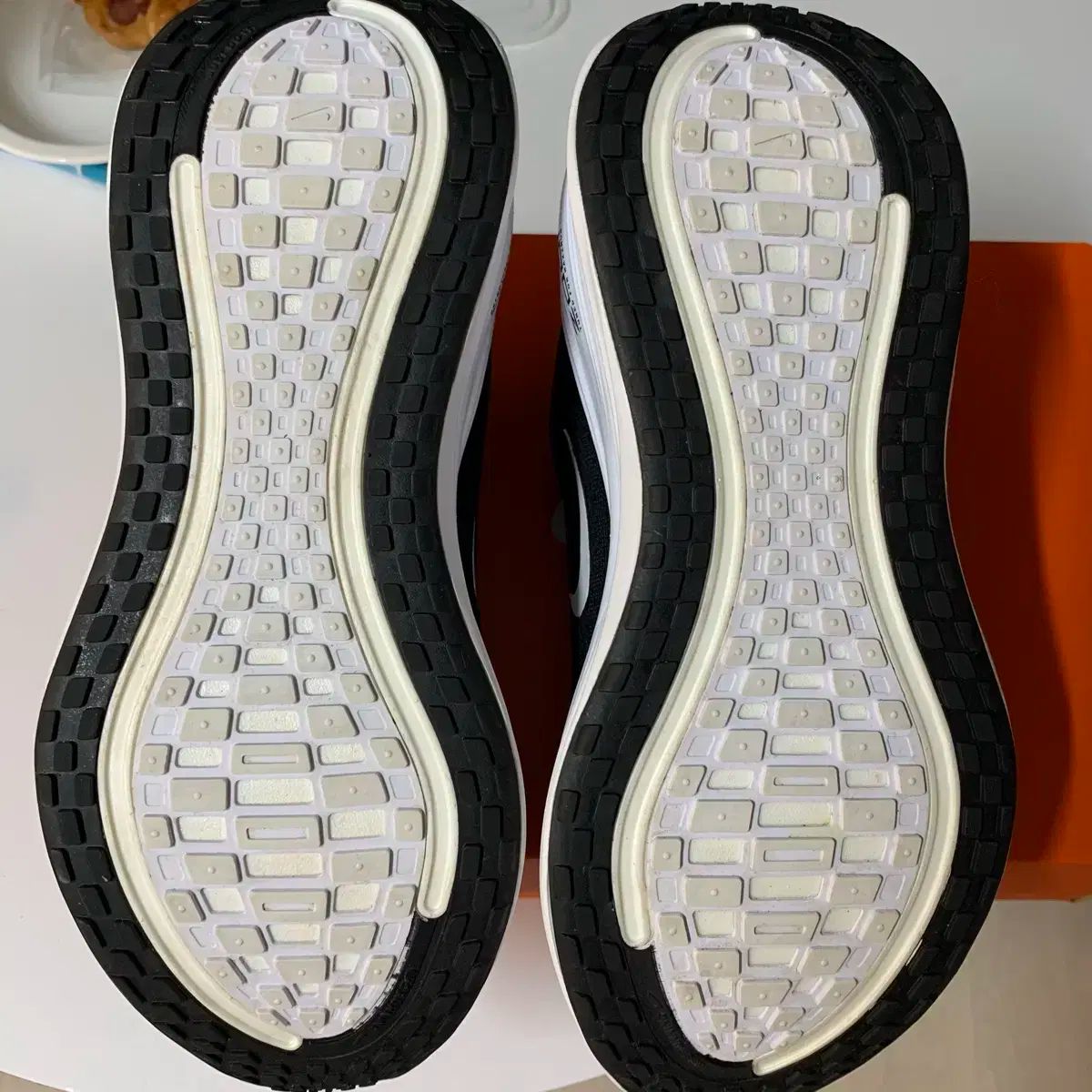  275 NIKE ナイキ ボメロ プラス ブラック ホワイト その他 靴