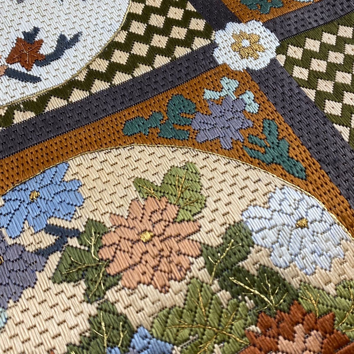 袋帯 逸品 絽刺し 振り分ける 格天井 草花 金糸 刺繍 薄茶色 全通 正絹 