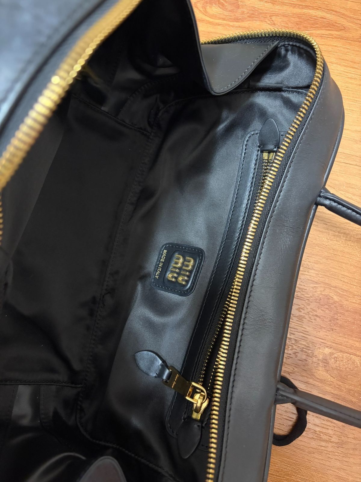 ミュウミュウ ミディアムサイズ 牛革 ハンドバッグ ブラック クラッチバッグ バッグ メンズ