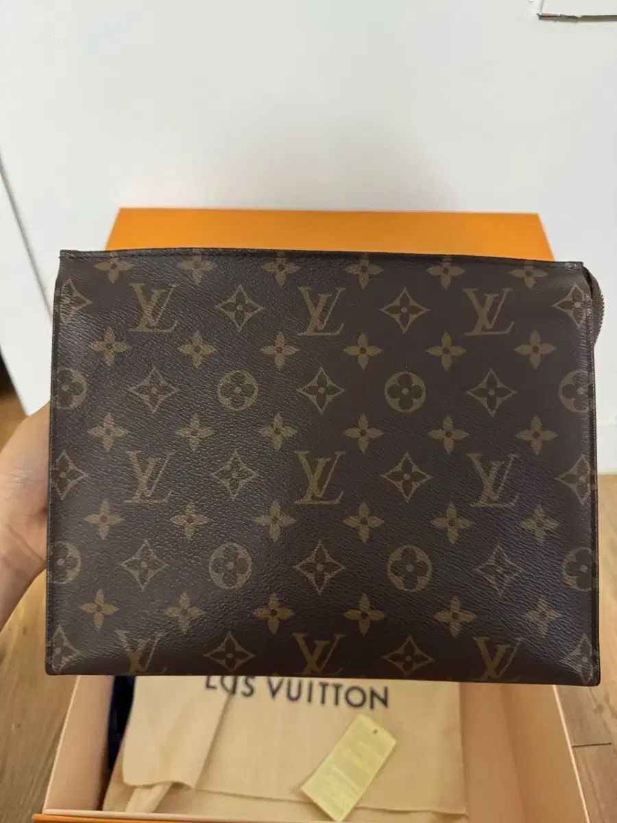 Louis Vuitton ルイヴィトン ポシェット ポシェット トワレット 26