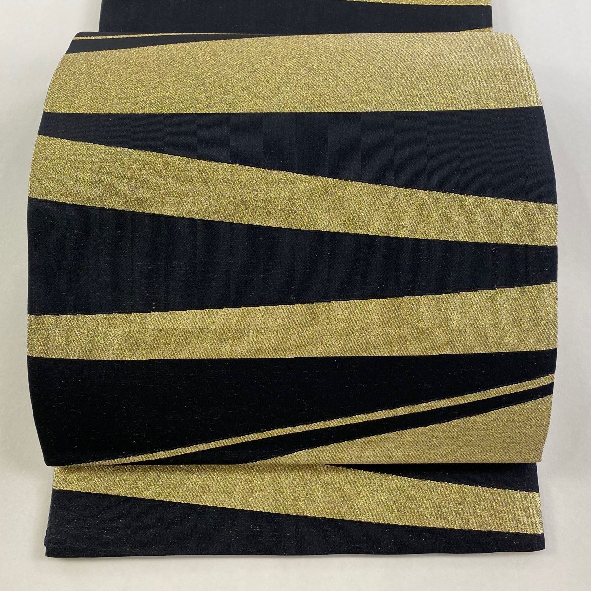 正絹　袋帯　黒地　幾何学　金色模様入り 美品】 袋帯 秀品 幾何学模様 金通し 箔 黒 六通 正絹 【中古】 - メルカリ