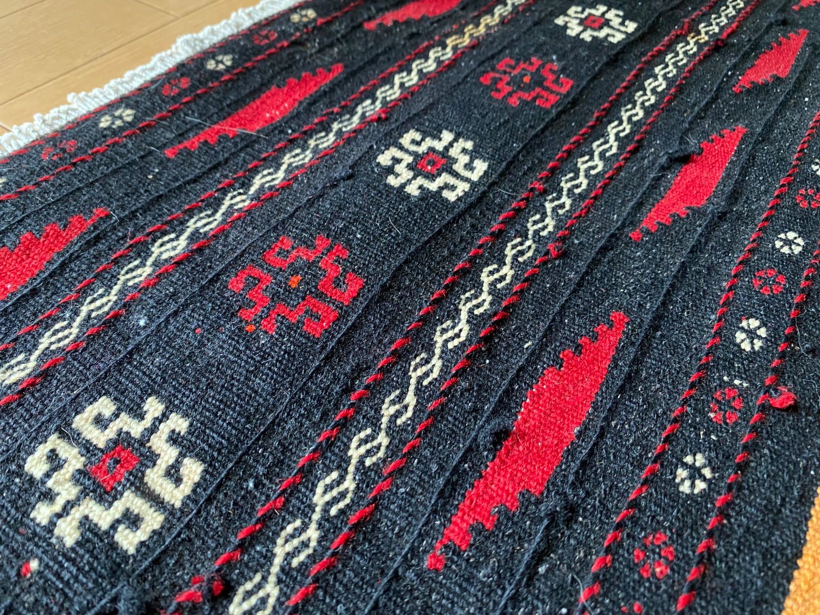 素敵で細かい織りグジャリ織り入りバルーチソフラをご紹介 138×142素敵なお部屋作りに