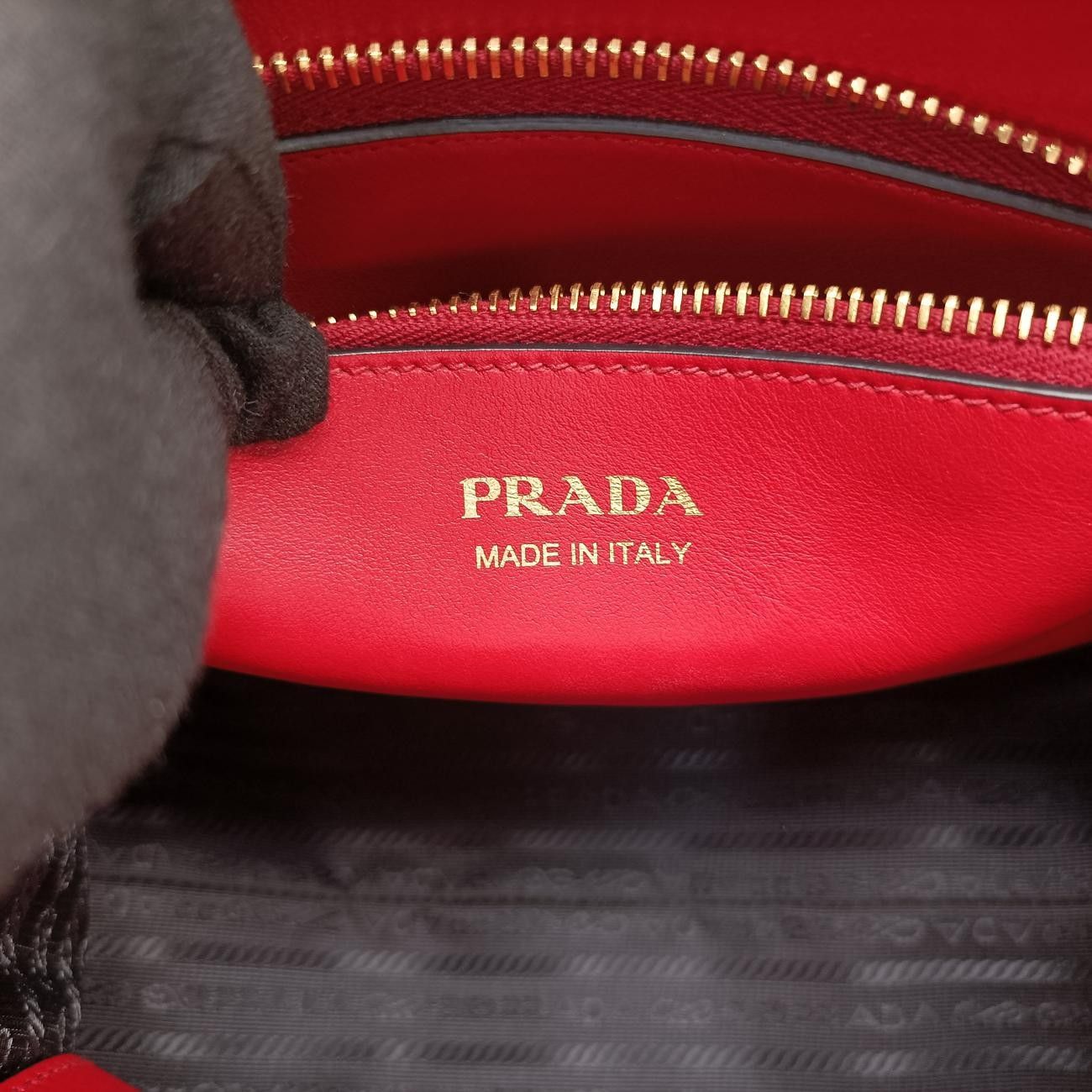 プラダPradaパラディグムレッドサフィアーノレザー1BA11659