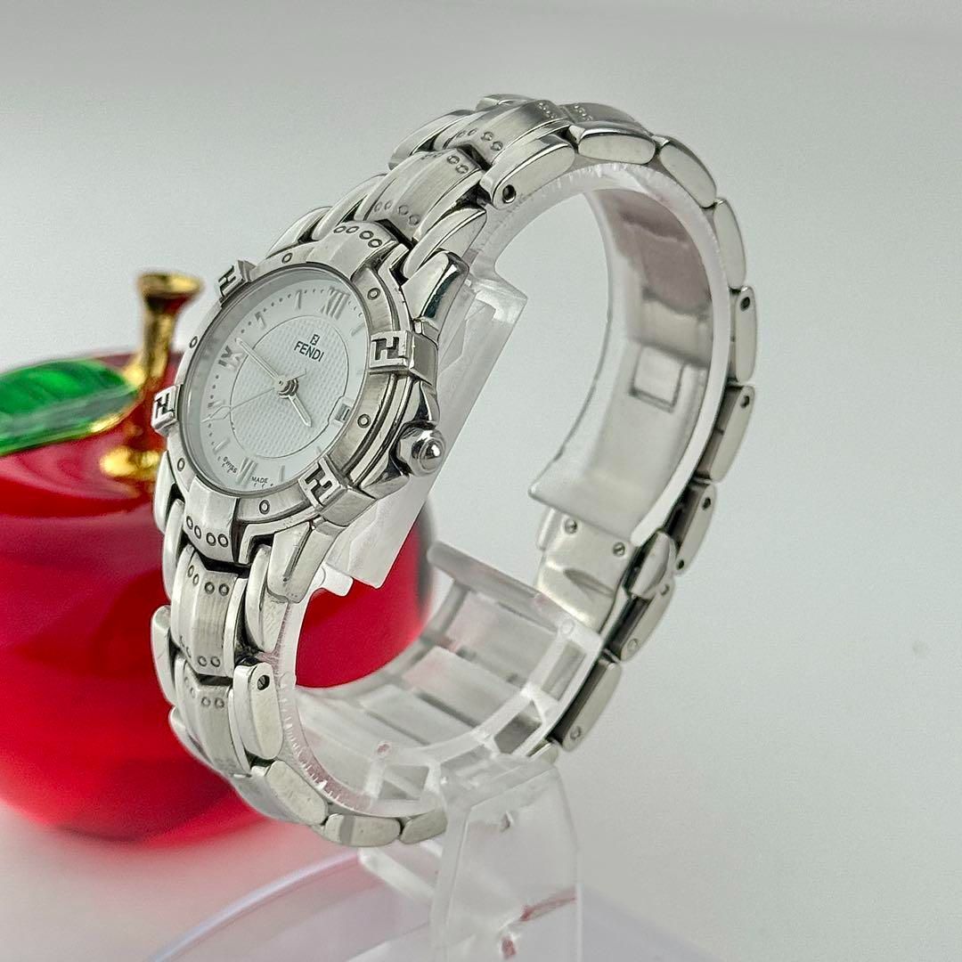 フェンディ ズッカ ラウンド ホワイト 新品電池 レディース 腕時計 084