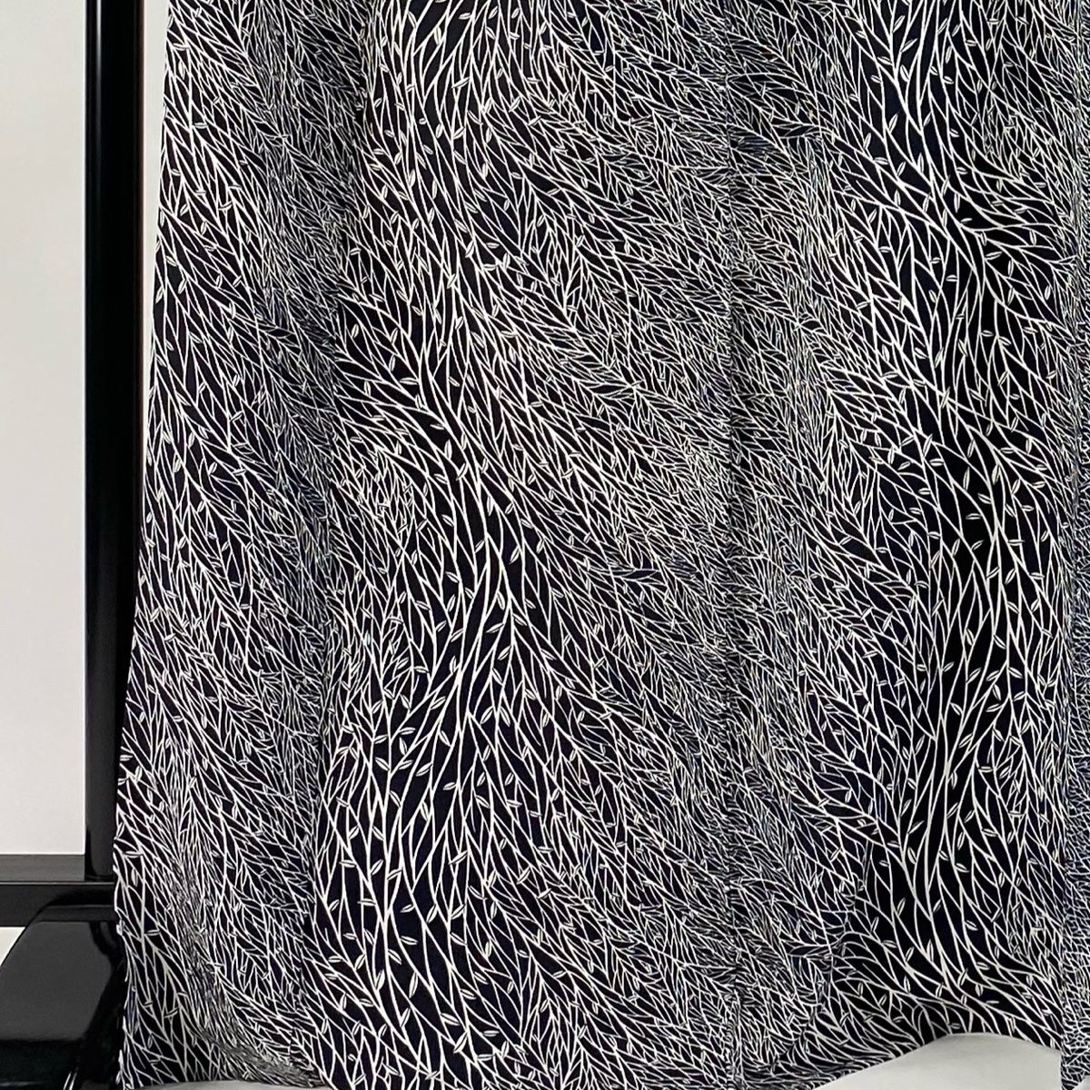 小紋 身丈169cm 裄丈70.5cm L 単衣 枝葉 黒 正絹