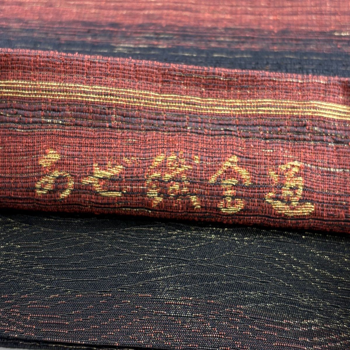 袋帯 美品 秀品 あぜ織全通 幾何学模様 箔 金糸 茜色 全通 正絹
