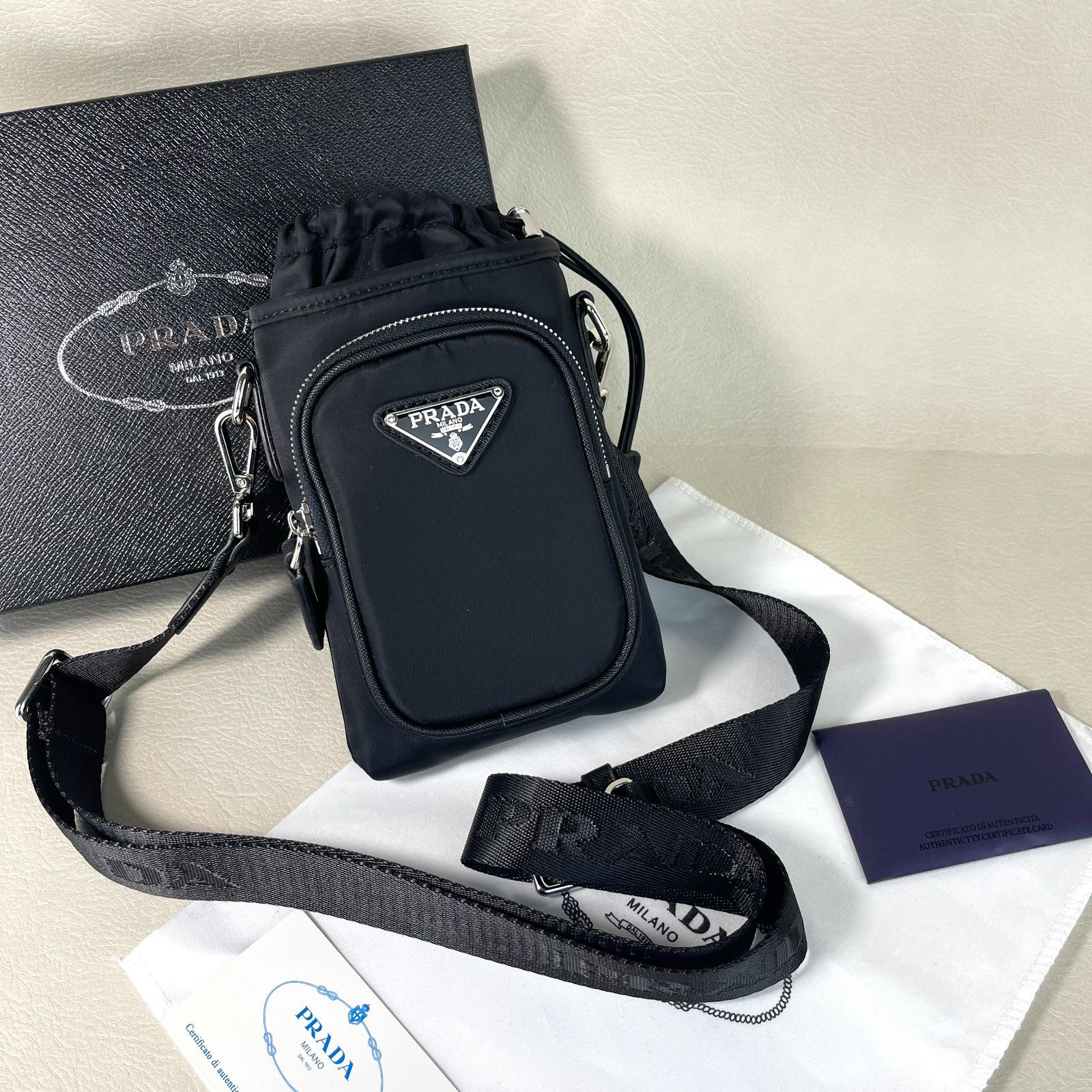 未使用級】プラダ スマホショルダー ナイロン ポーチ ブラック - メルカリ 