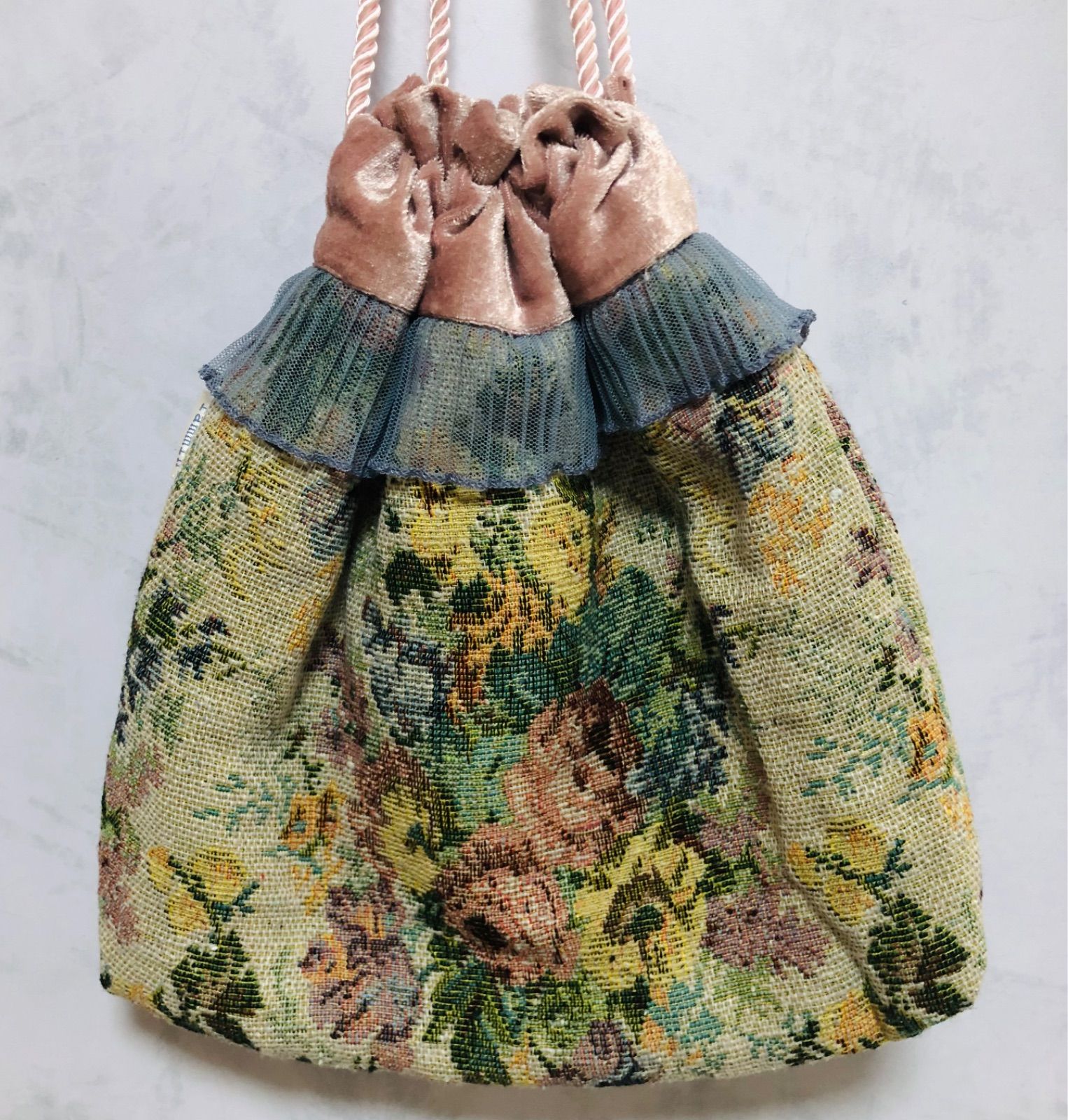 ロラライハリス薔薇ブラウンゴブラン刺繍の丸型巾着バッグ ゴブラン 巾着 バッグ ベロア ピンク チュール ブルータッセル - メルカリ