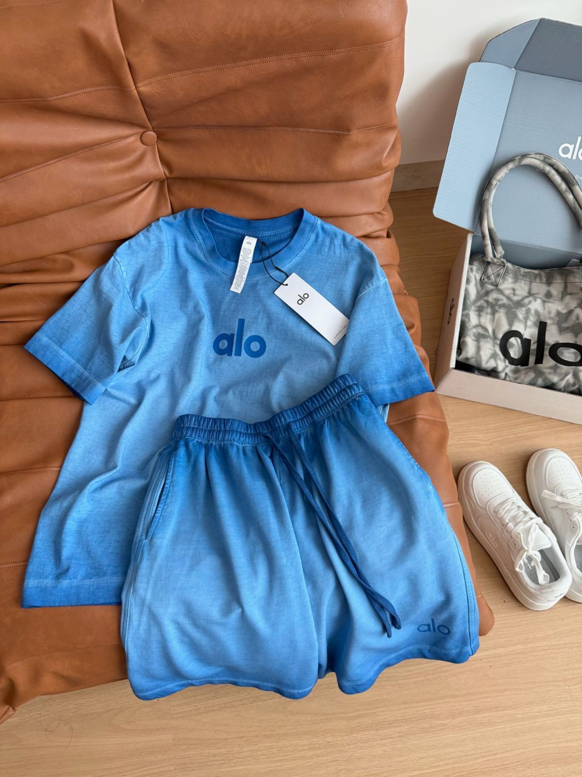 半袖Tシャツ＋ドローストリングショートパンツ