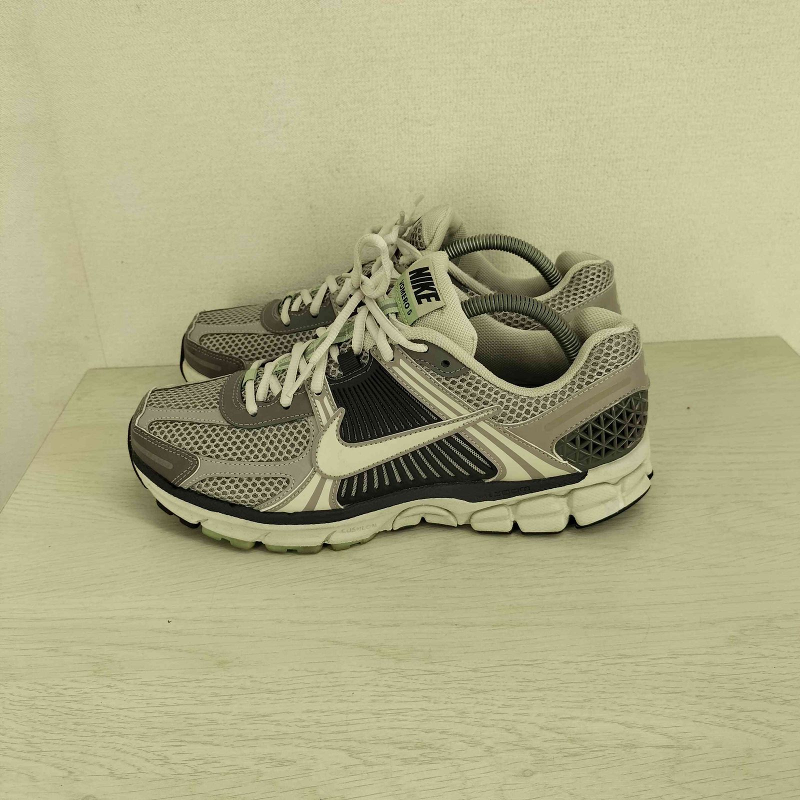 NIKE W ZOOM VOMERO 5 “COBBLESTONE” / ナイキ ウィメンズ