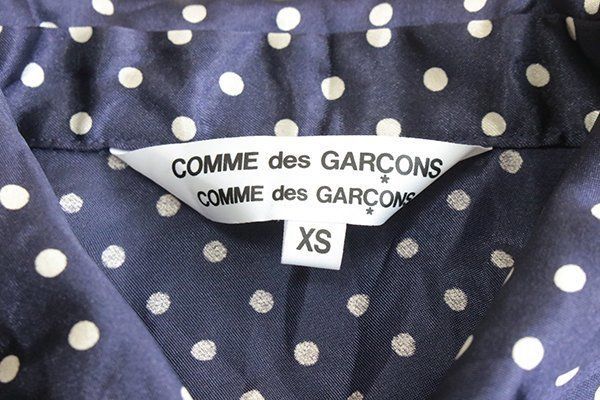 COMME des GARCONS COMME des GARCONS ◆ドット サテンブラウス ネイビー XS 半袖 シャツ 水玉 丸襟 コムコム  コムデギャルソン HD15