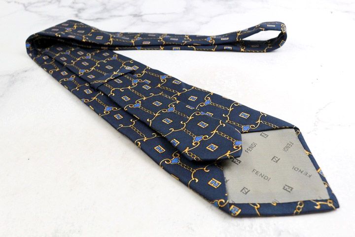 【美品】ネクタイ　フェンディ　FENDI　総柄　シルク　高級　ネイビー 美品 FENDI フェンディ シルク ネクタイ 総柄 ネイビー系 - メルカリ