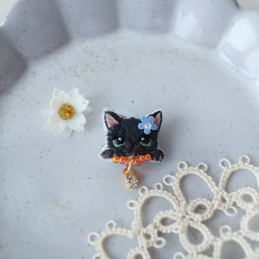 猫刺繍 ガラスチャーム付きちっちゃな猫顔ブローチ 黒猫 - メルカリ
