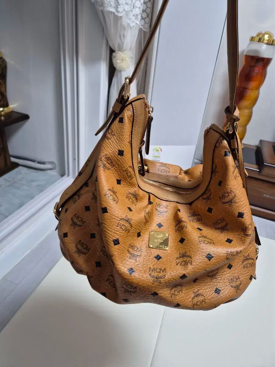 黄土色 MCM トートバッグとクロスボディバッグ