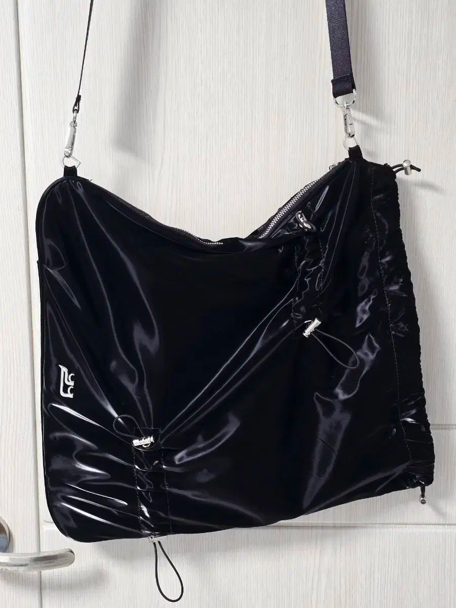 海外通販！ IEA エデン バッグ yieyie eden bag グロッシー ブラック 親しみある