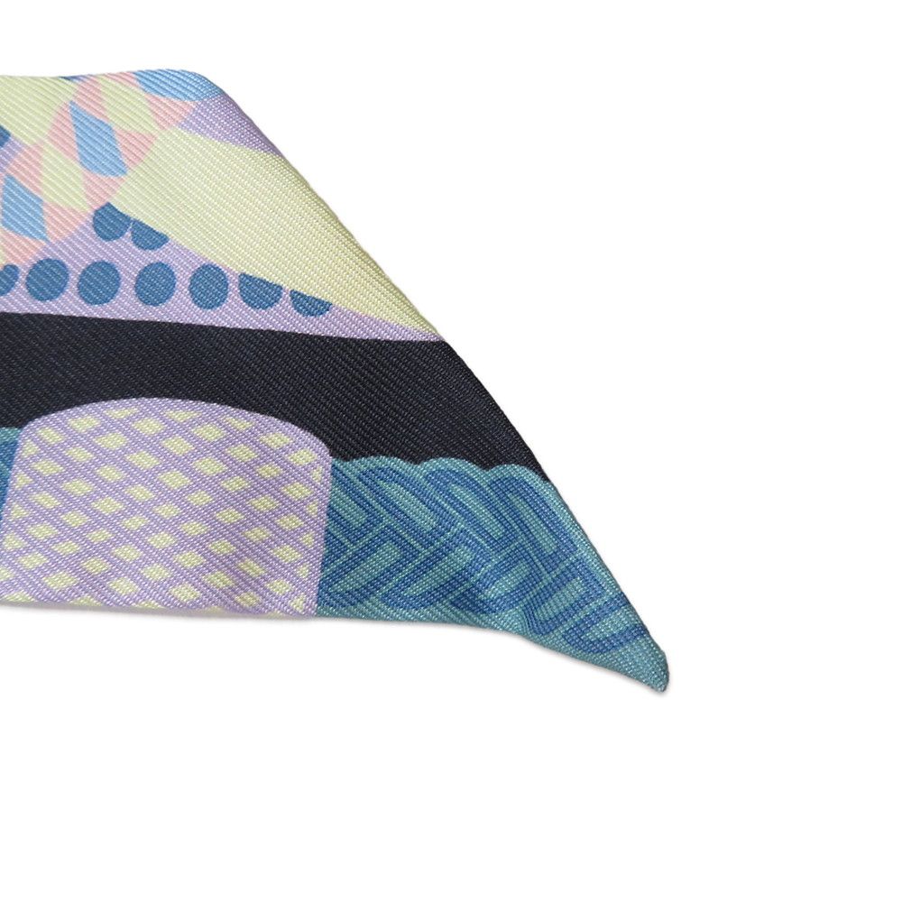 HERMES エルメス ツイリー シルク　スカーフ　鎧の幻想 エルメス スカーフ ツイリー Fantaisie d'Etriers 鎧の幻想