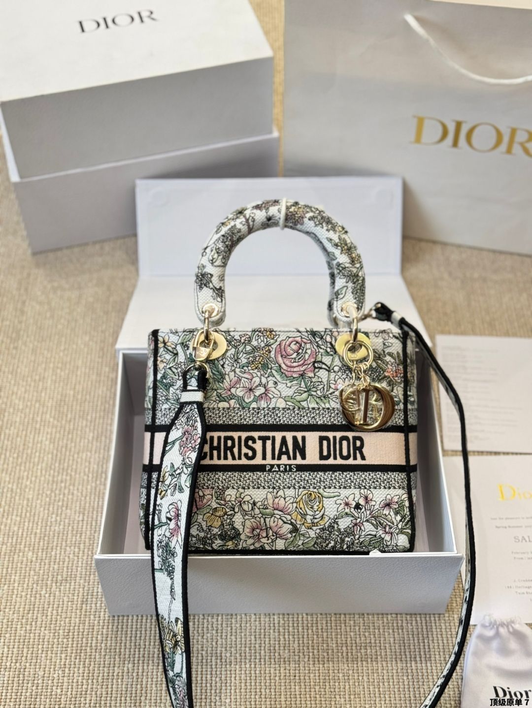Lady D-Lite 刺繍入り ミディアムバッグ ディオール / Dior LADY D-LITE ミディアムバッグ 2WAY マルチ